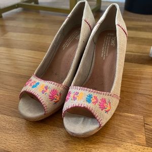 TOMS size 8.5 W floral wedges